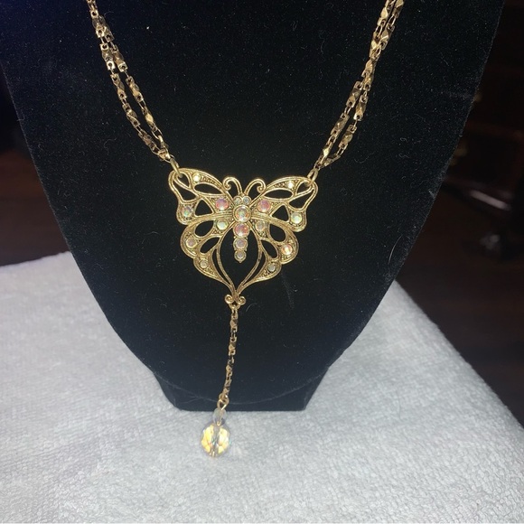 Avon  Goldtone “Butterfly Fantasy” Pendant Necklace. NIB very - Picture 6 of 6